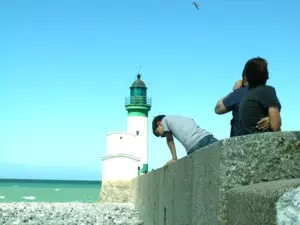 Kinder am Meer beim Leuchtturm